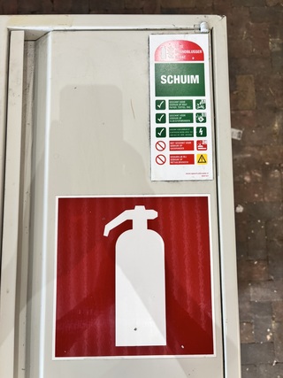 3x Complete brandveiligheidskast met brandslanghaspel en schuimblusser